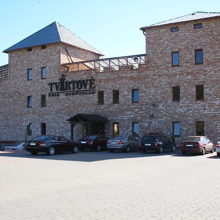 Tvirtove Prie Didziulio Hotel Dėdeliškės Kültér fotó